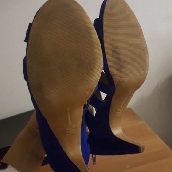 Shoes - Picture 3 of 4